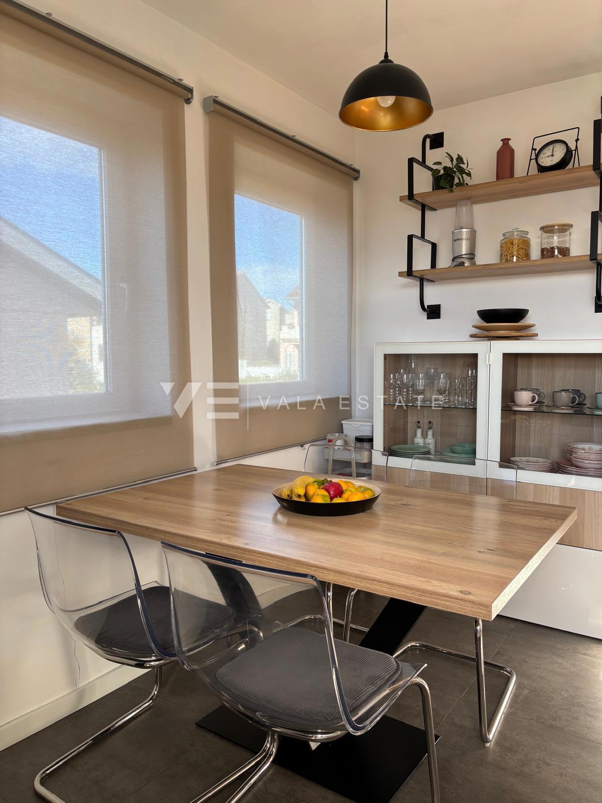 APPARTAMENTO MODERNO SU DUE LIVELLI CON VISTA MARE