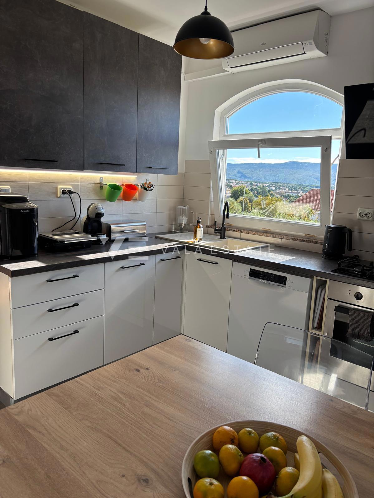 APPARTAMENTO MODERNO SU DUE LIVELLI CON VISTA MARE