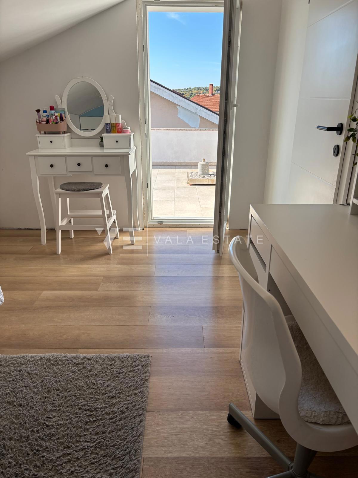 APPARTAMENTO MODERNO SU DUE LIVELLI CON VISTA MARE