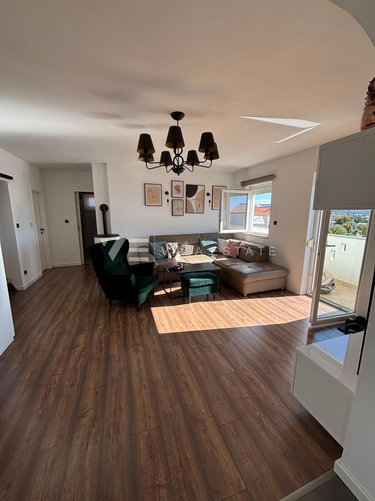 APPARTAMENTO MODERNO SU DUE LIVELLI CON VISTA MARE