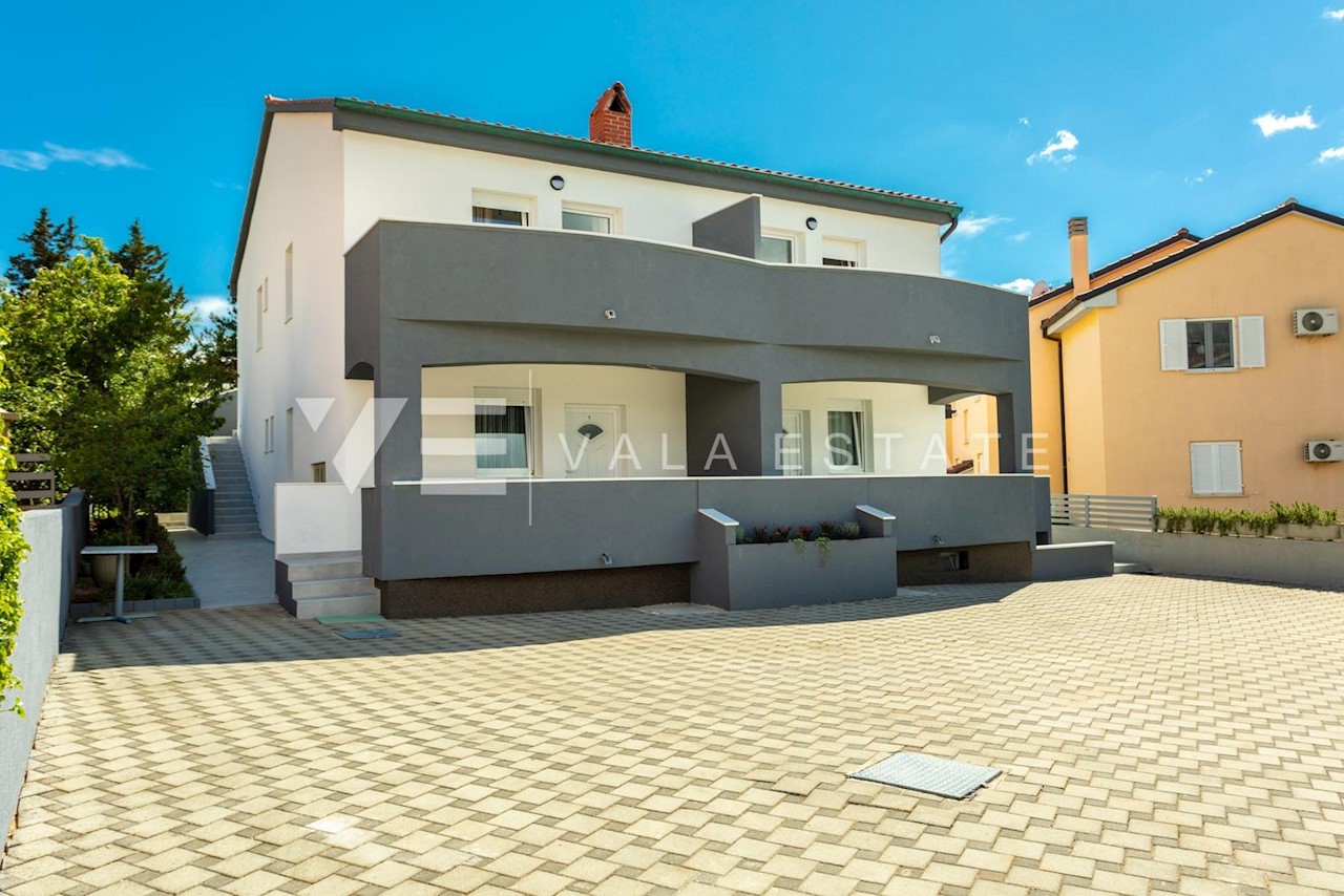 CASA CON 3 APPARTAMENTI - 100 M DAL MARE