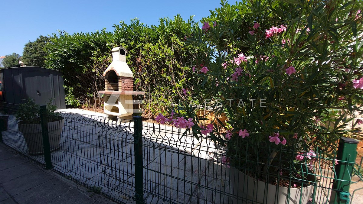 APPARTAMENTO SU DUE PIANI CON GIARDINO E VISTA MARE VICINO ALLA SPIAGGIA