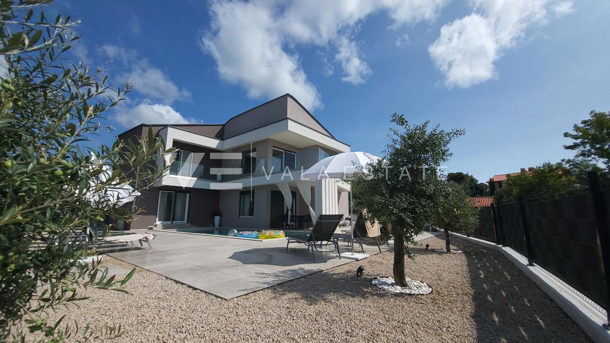 NUOVA CASA MODERNA CON PISCINA IN POSIZIONE TRANQUILLA