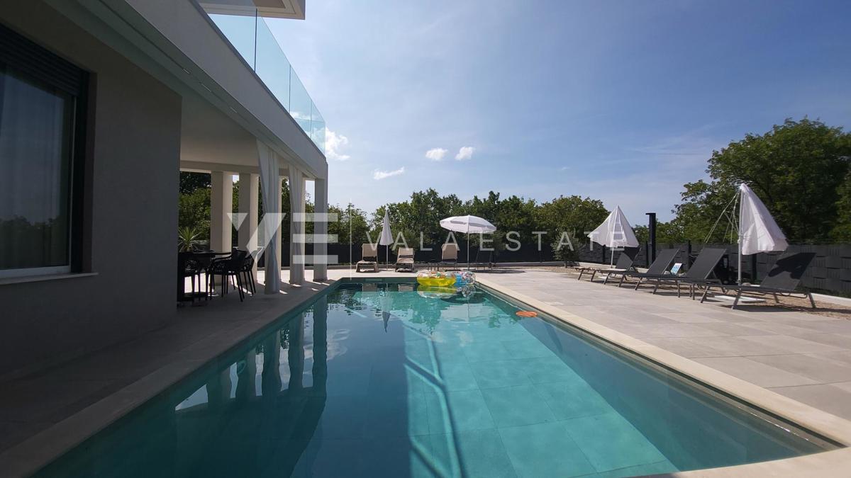 NUOVA CASA MODERNA CON PISCINA IN POSIZIONE TRANQUILLA