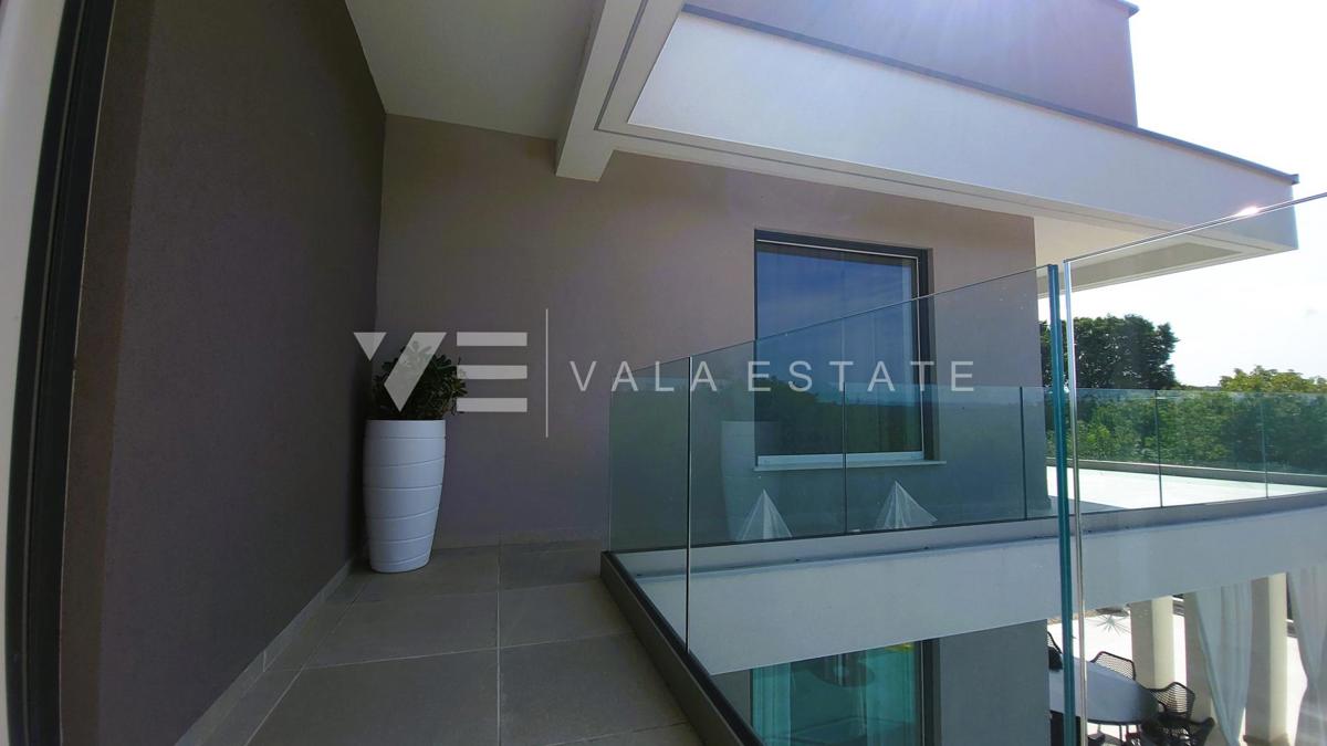 NUOVA CASA MODERNA CON PISCINA IN POSIZIONE TRANQUILLA