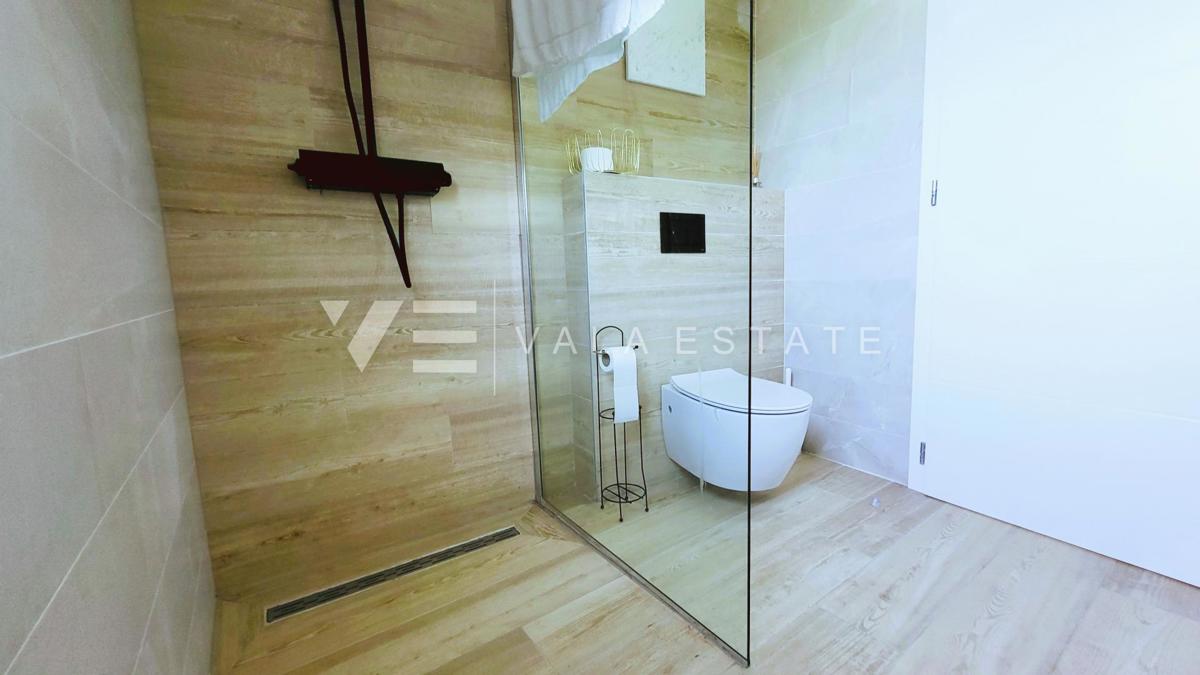 NUOVA CASA MODERNA CON PISCINA IN POSIZIONE TRANQUILLA