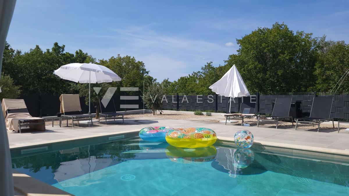 NUOVA CASA MODERNA CON PISCINA IN POSIZIONE TRANQUILLA