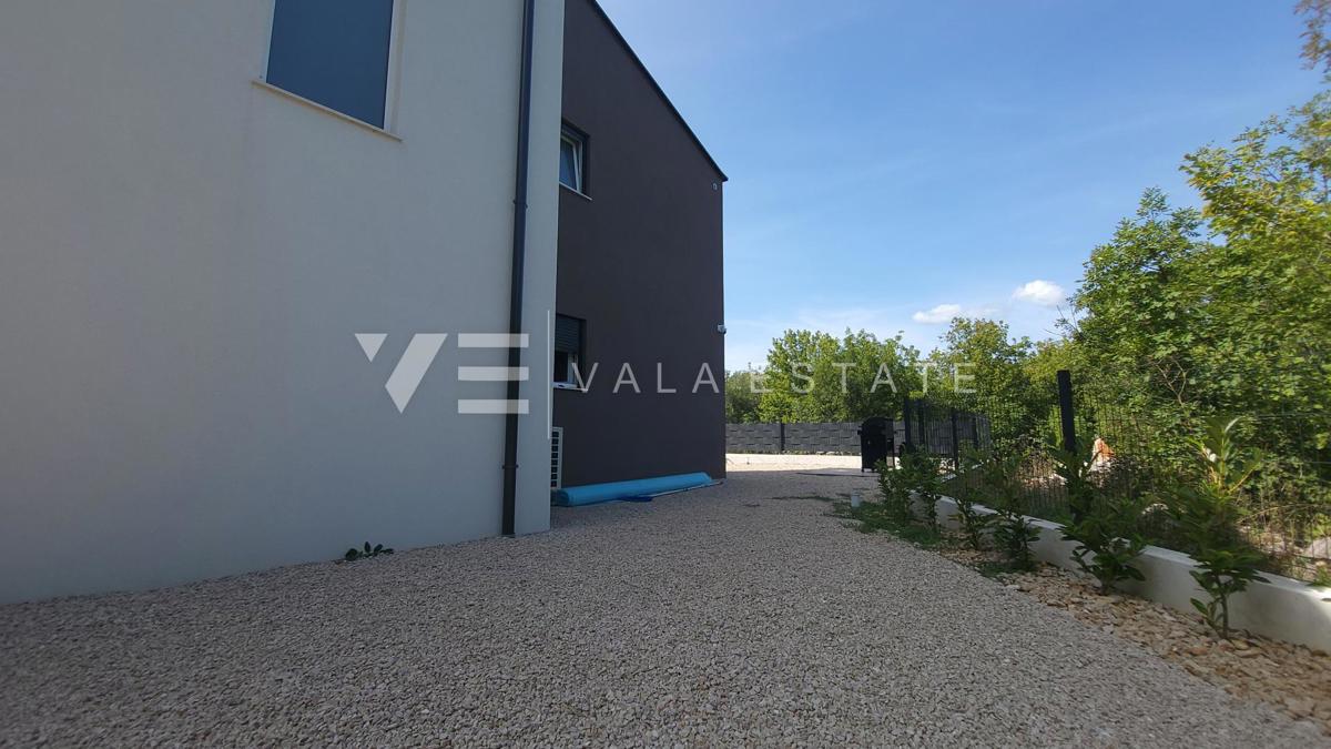 NUOVA CASA MODERNA CON PISCINA IN POSIZIONE TRANQUILLA