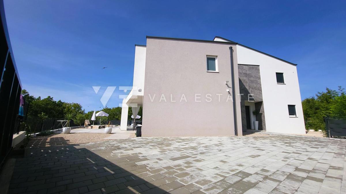 NUOVA CASA MODERNA CON PISCINA IN POSIZIONE TRANQUILLA