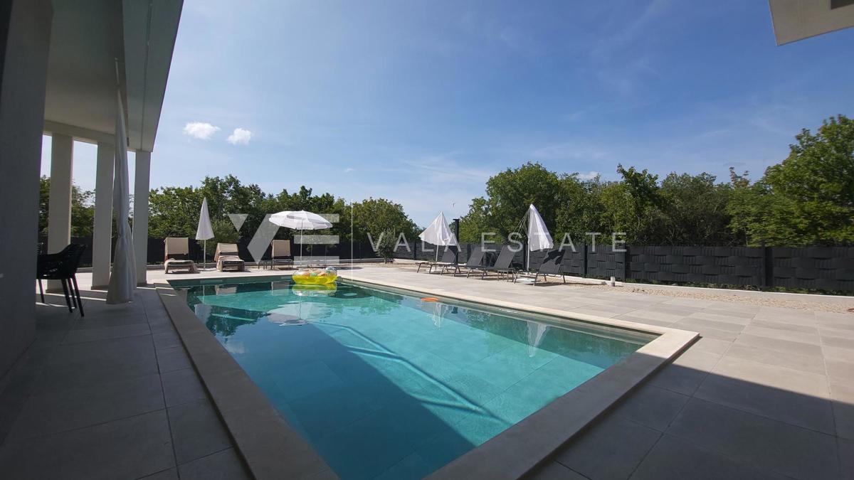 NUOVA CASA MODERNA CON PISCINA IN POSIZIONE TRANQUILLA