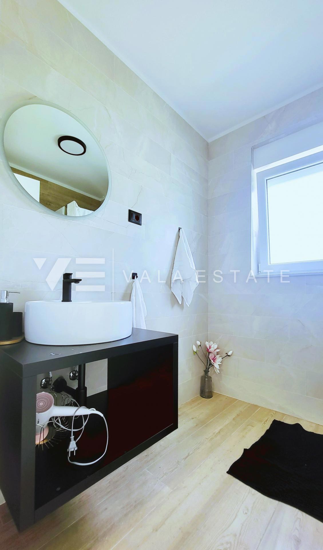 NUOVA CASA MODERNA CON PISCINA IN POSIZIONE TRANQUILLA