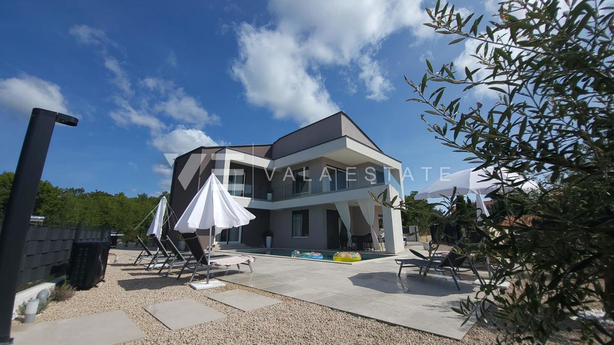 NUOVA CASA MODERNA CON PISCINA IN POSIZIONE TRANQUILLA
