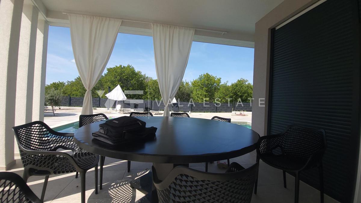 NUOVA CASA MODERNA CON PISCINA IN POSIZIONE TRANQUILLA