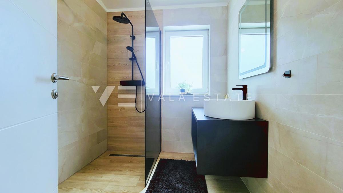 NUOVA CASA MODERNA CON PISCINA IN POSIZIONE TRANQUILLA