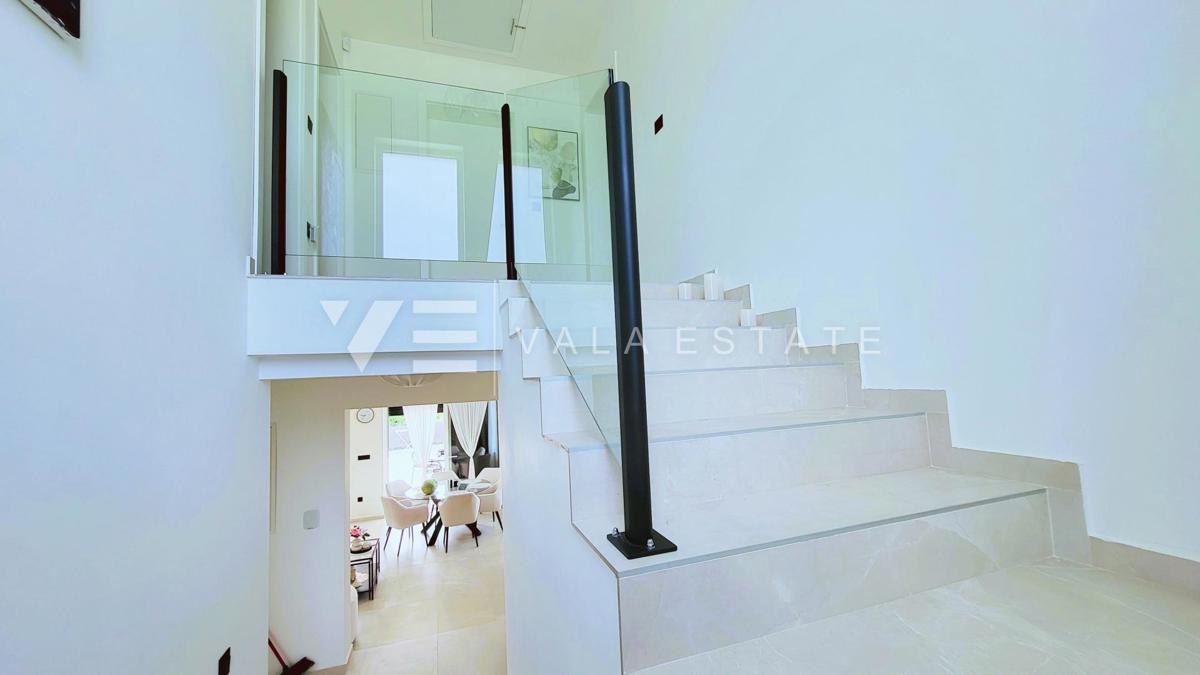 NUOVA CASA MODERNA CON PISCINA IN POSIZIONE TRANQUILLA