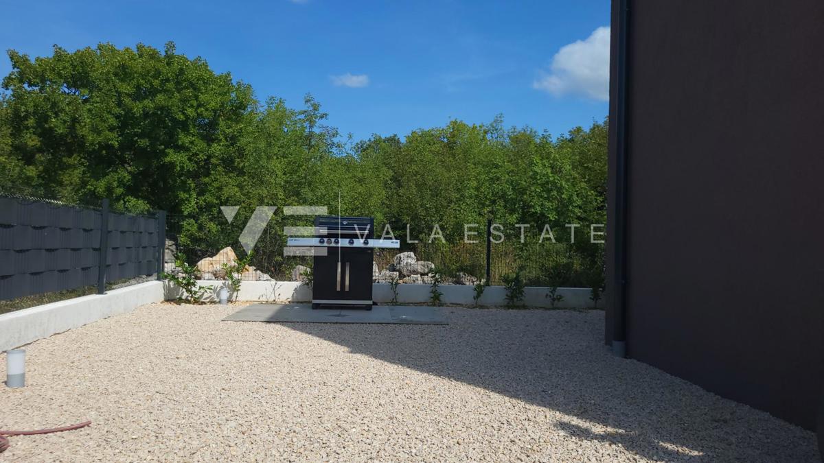 NUOVA CASA MODERNA CON PISCINA IN POSIZIONE TRANQUILLA