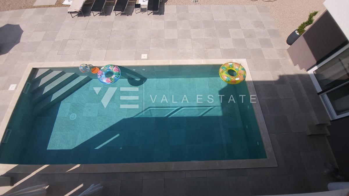 NUOVA CASA MODERNA CON PISCINA IN POSIZIONE TRANQUILLA
