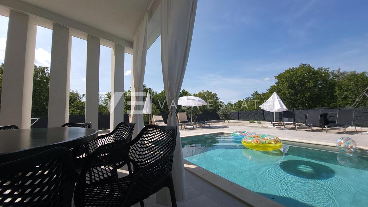 NUOVA CASA MODERNA CON PISCINA IN POSIZIONE TRANQUILLA