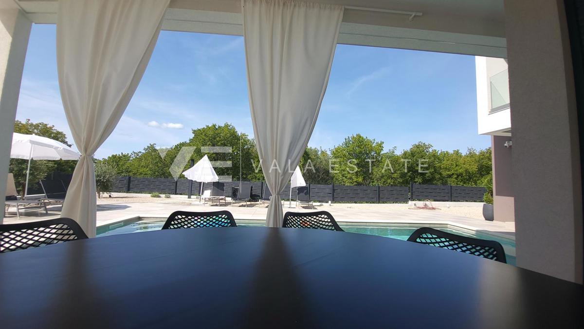 NUOVA CASA MODERNA CON PISCINA IN POSIZIONE TRANQUILLA