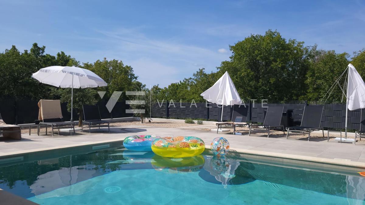 NUOVA CASA MODERNA CON PISCINA IN POSIZIONE TRANQUILLA