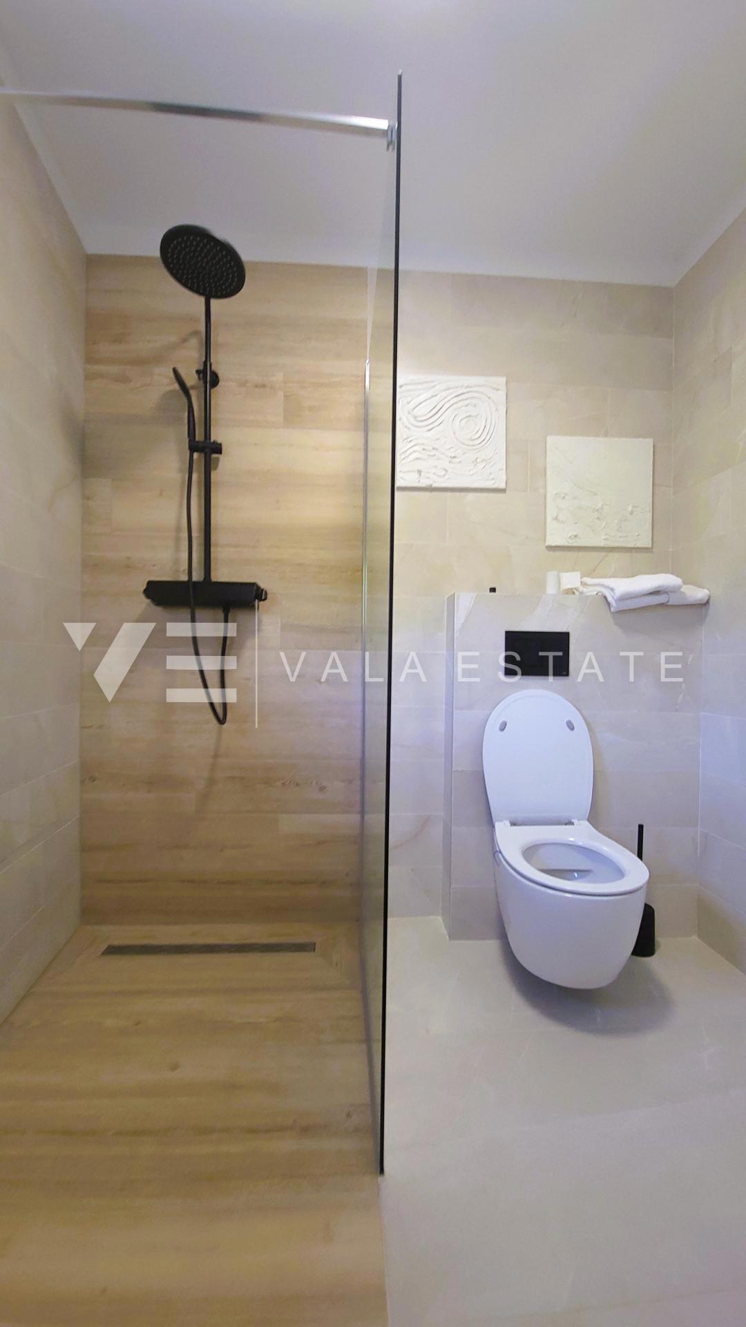 NUOVA CASA MODERNA CON PISCINA IN POSIZIONE TRANQUILLA
