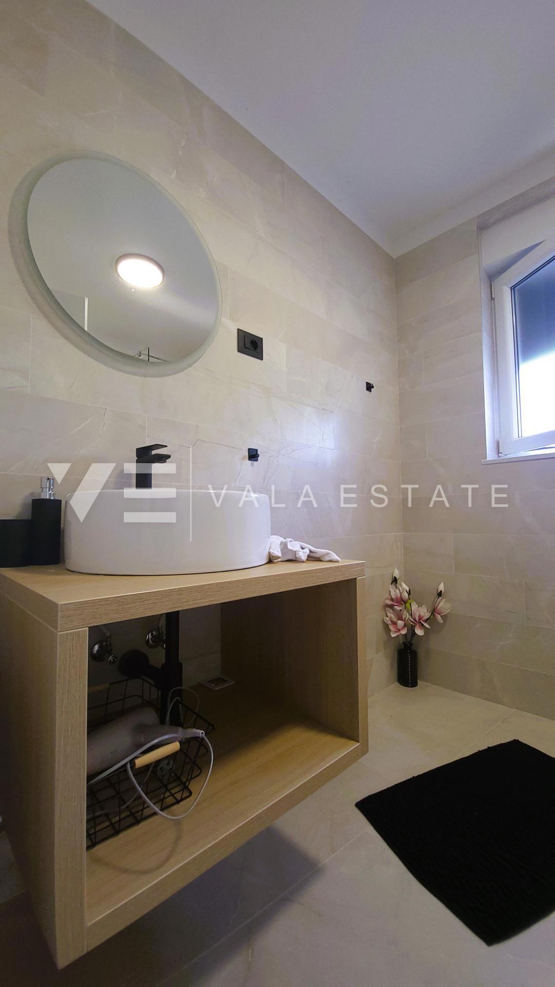 NUOVA CASA MODERNA CON PISCINA IN POSIZIONE TRANQUILLA