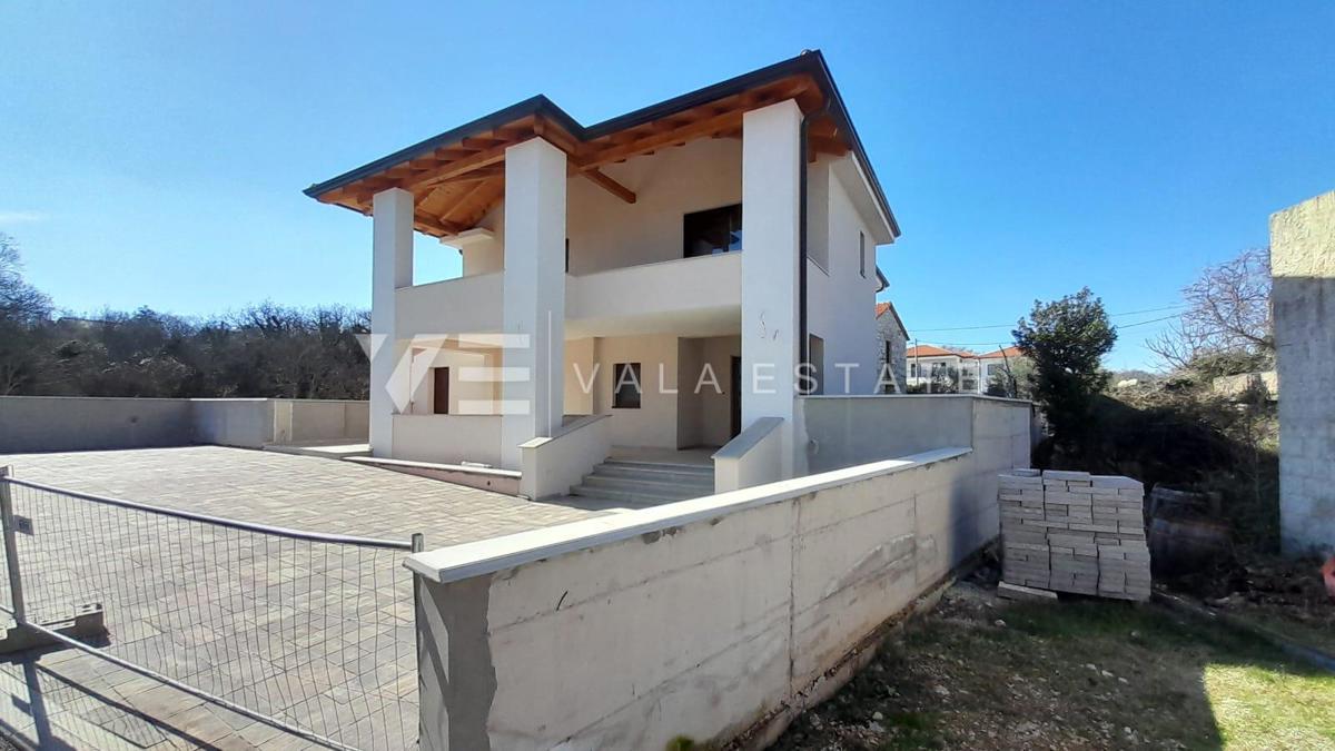 NUOVA CASA INDIPENDENTE CON PISCINA IN POSIZIONE TRANQUILLA