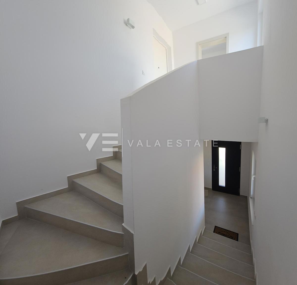 NUOVA CASA MEDITERRANEA CON PISCINA IN POSIZIONE TRANQUILLA