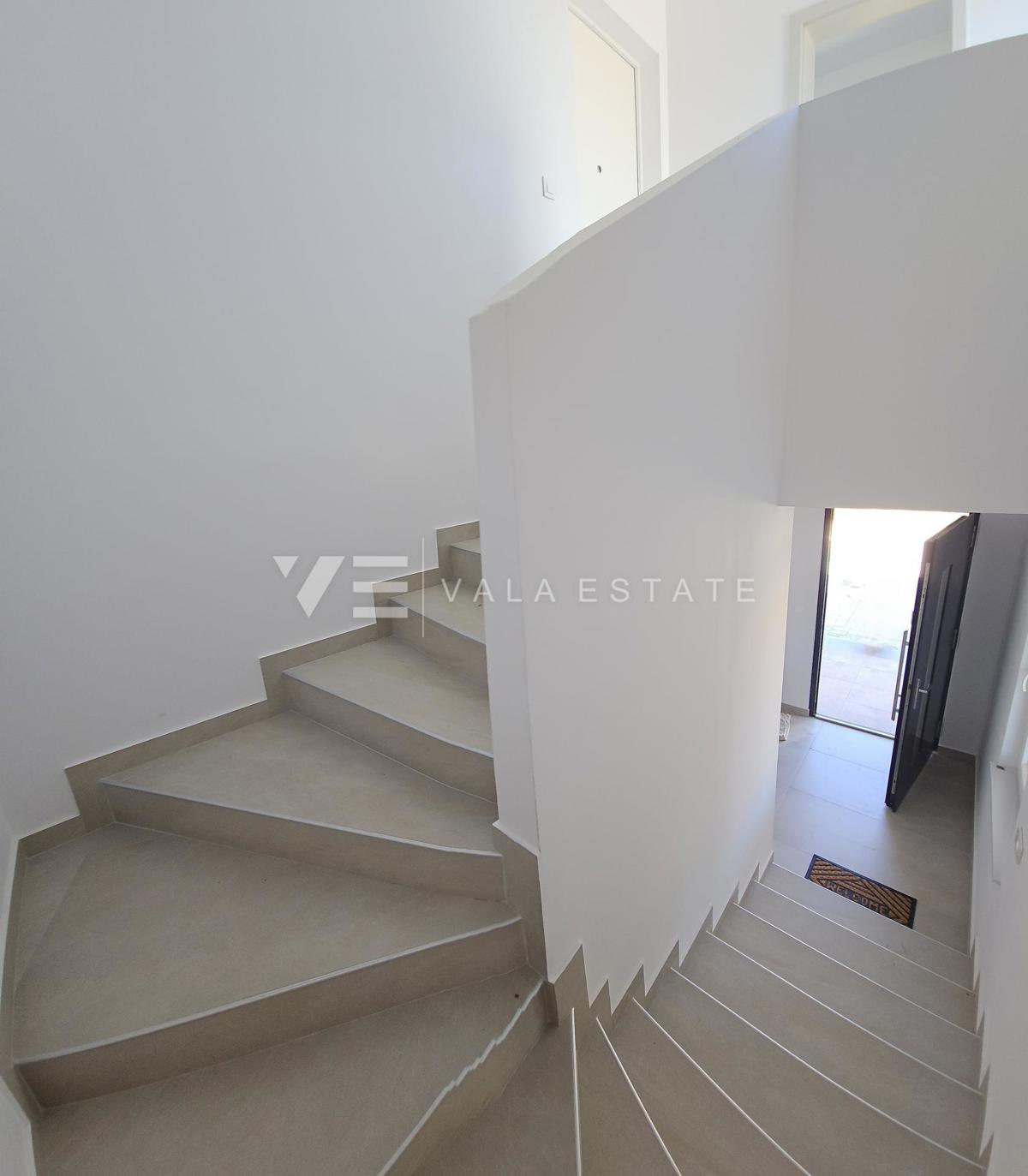 NUOVA CASA MEDITERRANEA CON PISCINA IN POSIZIONE TRANQUILLA