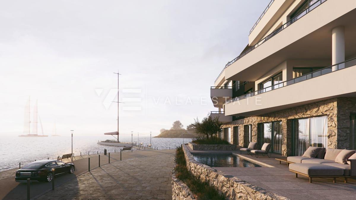 PRIMA FILA SUL MARE - ATTICO CON TERRAZZA SUL TETTO E PISCINA