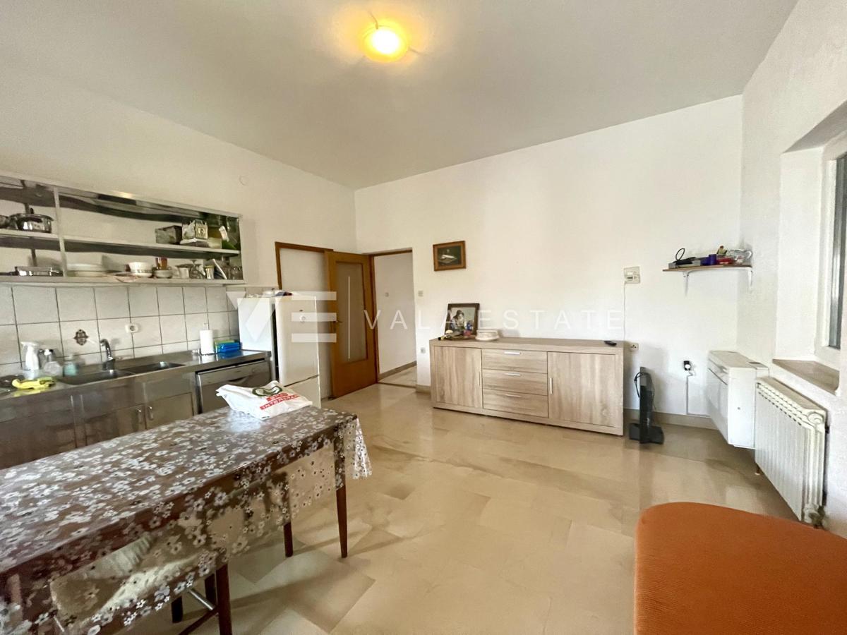 CASA INDIPENDENTE CON AMPIO GIARDINO E PISCINA IN OTTIMA POSIZIONE