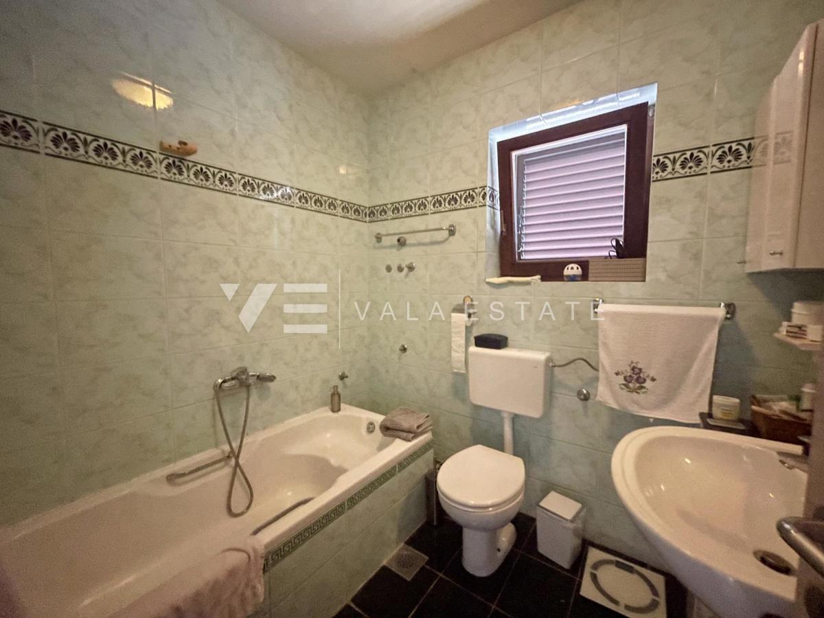 CASA INDIPENDENTE CON AMPIO GIARDINO E PISCINA IN OTTIMA POSIZIONE