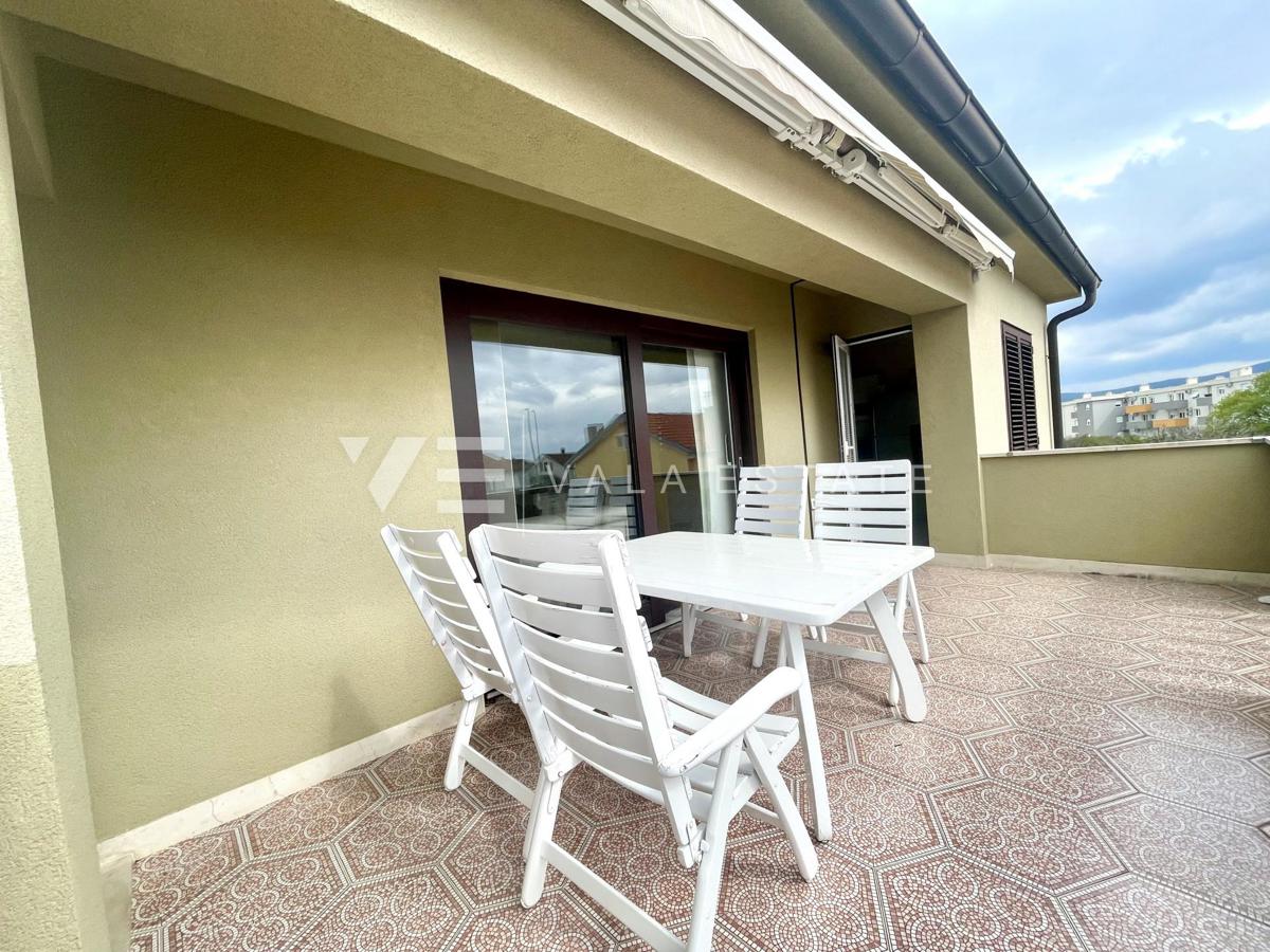 CASA INDIPENDENTE CON AMPIO GIARDINO E PISCINA IN OTTIMA POSIZIONE