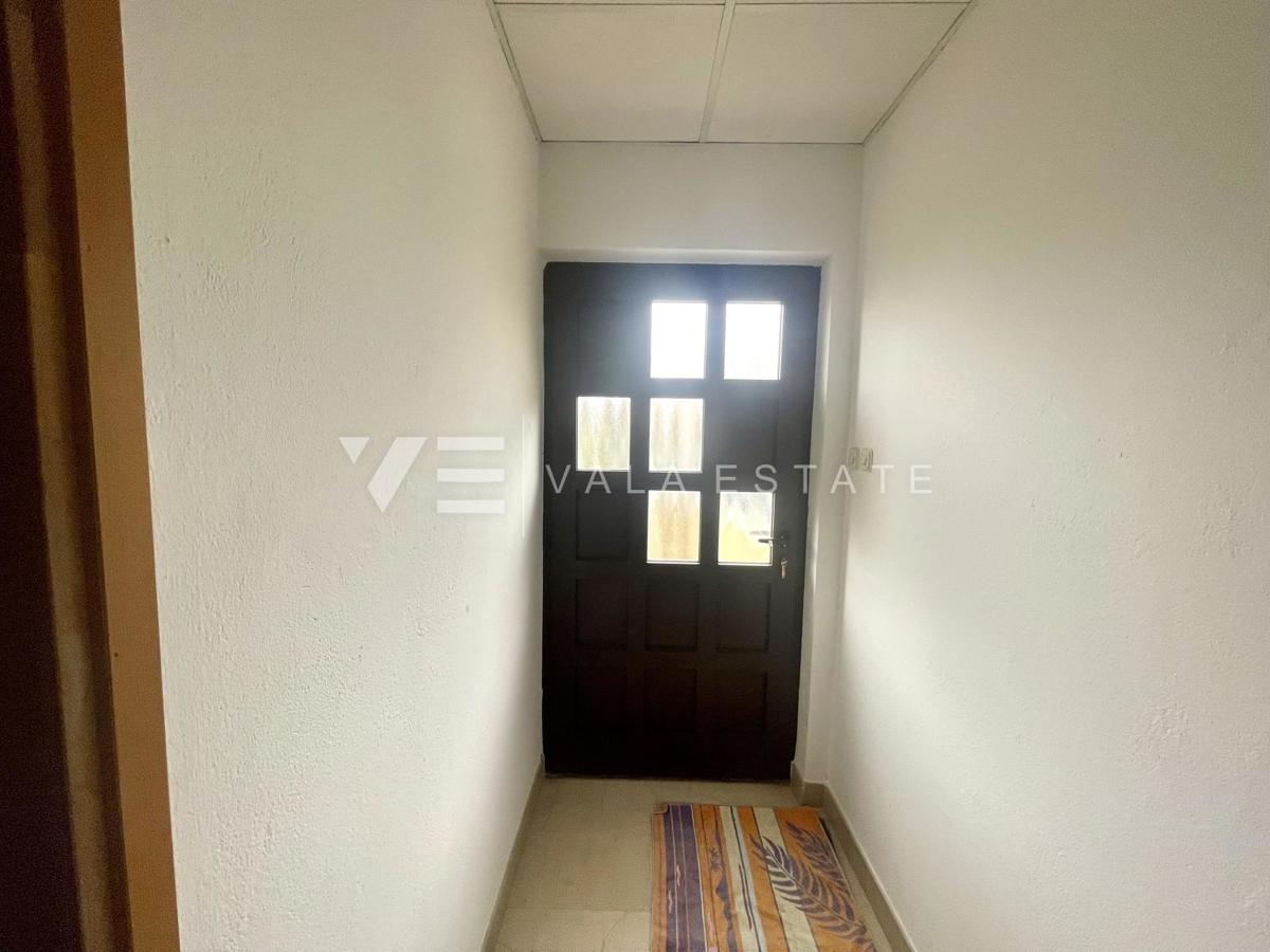 CASA INDIPENDENTE CON AMPIO GIARDINO E PISCINA IN OTTIMA POSIZIONE