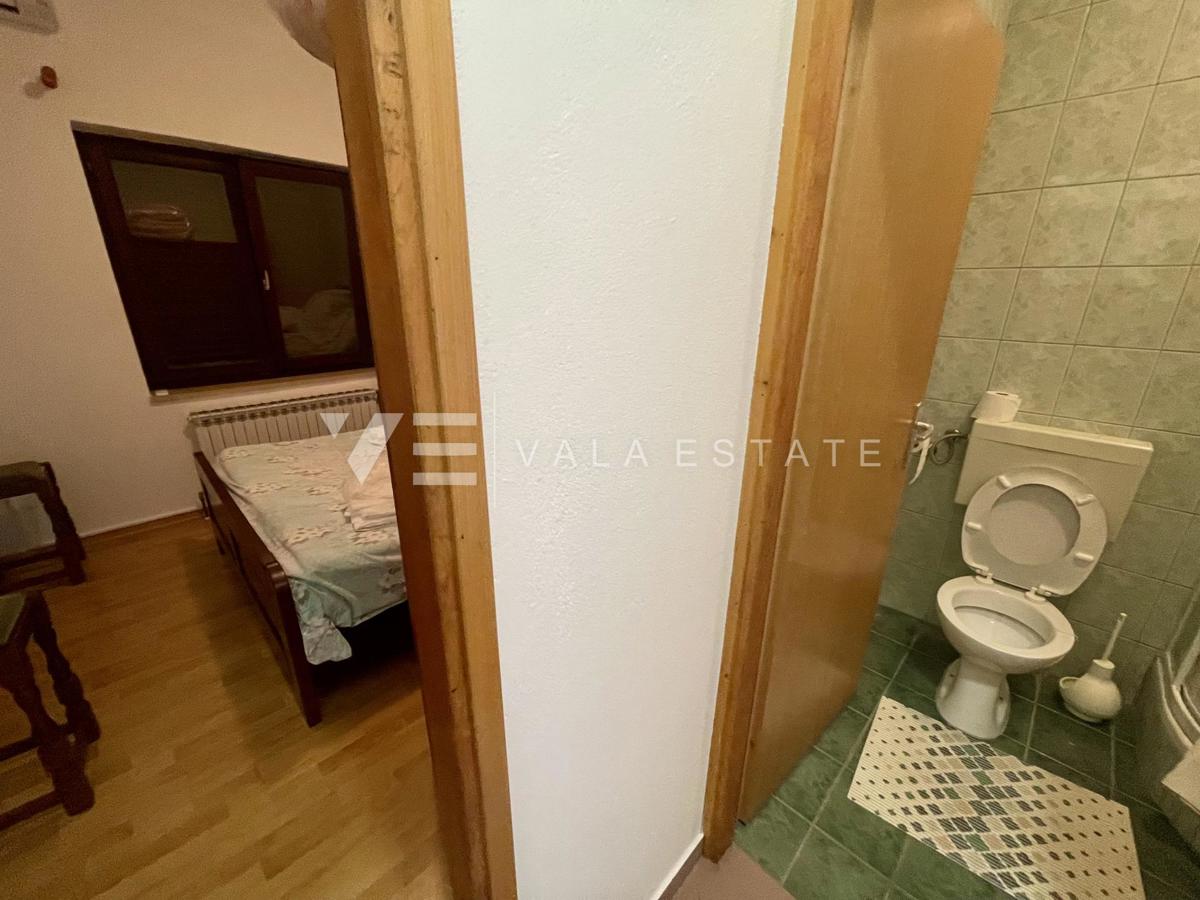 CASA INDIPENDENTE CON AMPIO GIARDINO E PISCINA IN OTTIMA POSIZIONE