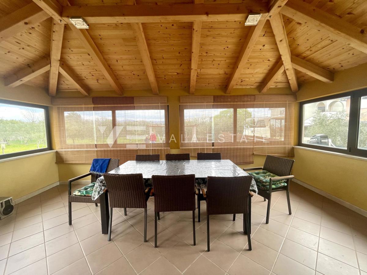 CASA INDIPENDENTE CON AMPIO GIARDINO E PISCINA IN OTTIMA POSIZIONE