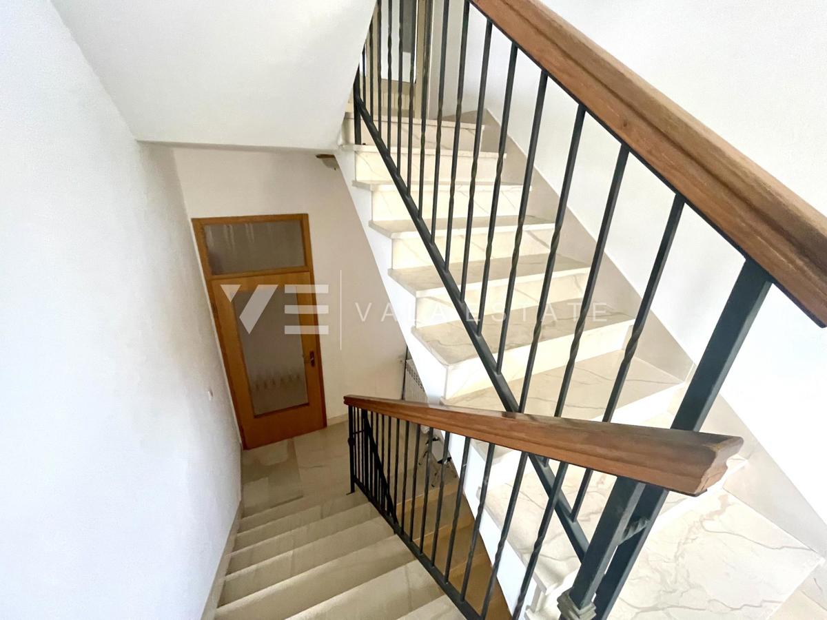 CASA INDIPENDENTE CON AMPIO GIARDINO E PISCINA IN OTTIMA POSIZIONE