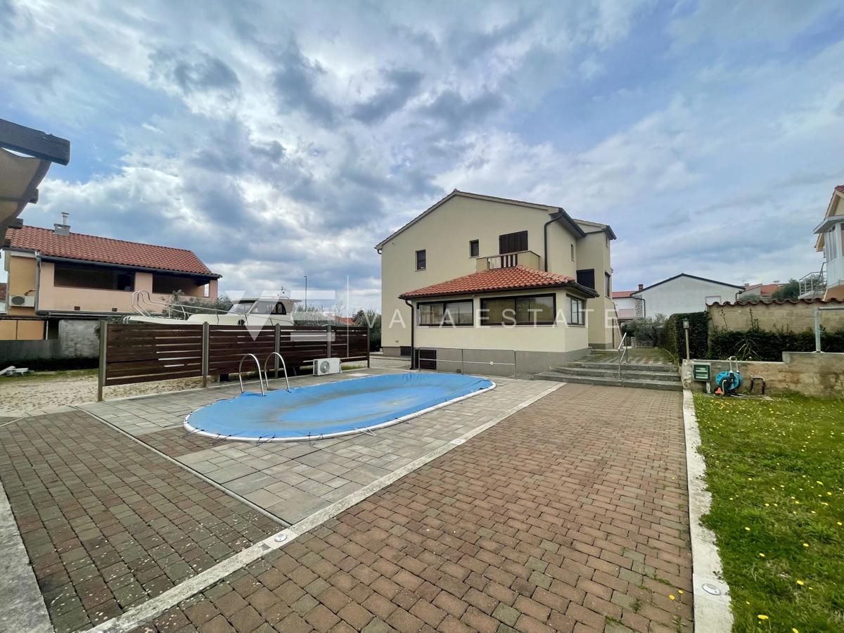 CASA INDIPENDENTE CON AMPIO GIARDINO E PISCINA IN OTTIMA POSIZIONE