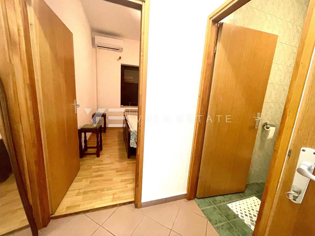 CASA INDIPENDENTE CON AMPIO GIARDINO E PISCINA IN OTTIMA POSIZIONE