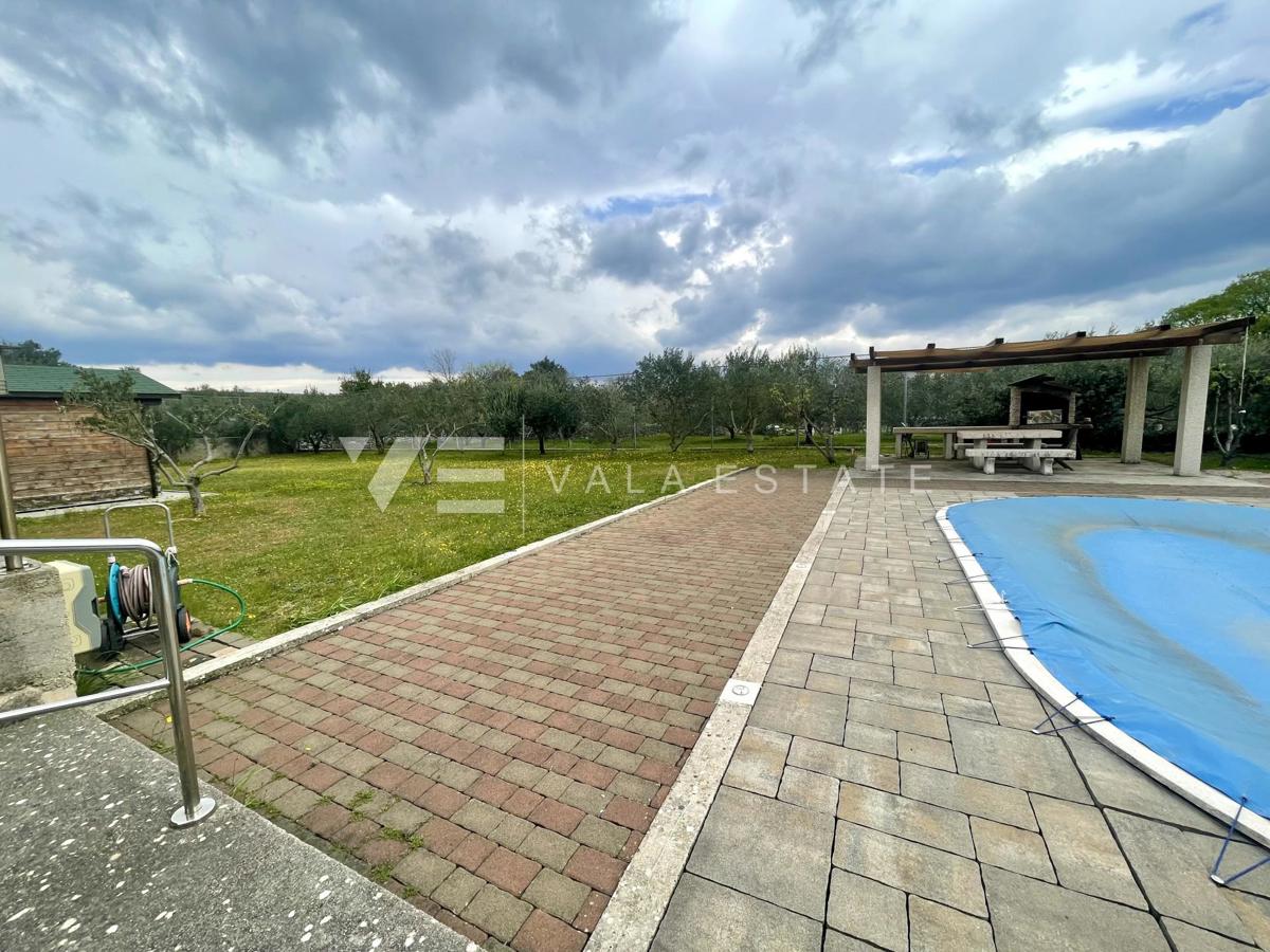 CASA INDIPENDENTE CON AMPIO GIARDINO E PISCINA IN OTTIMA POSIZIONE