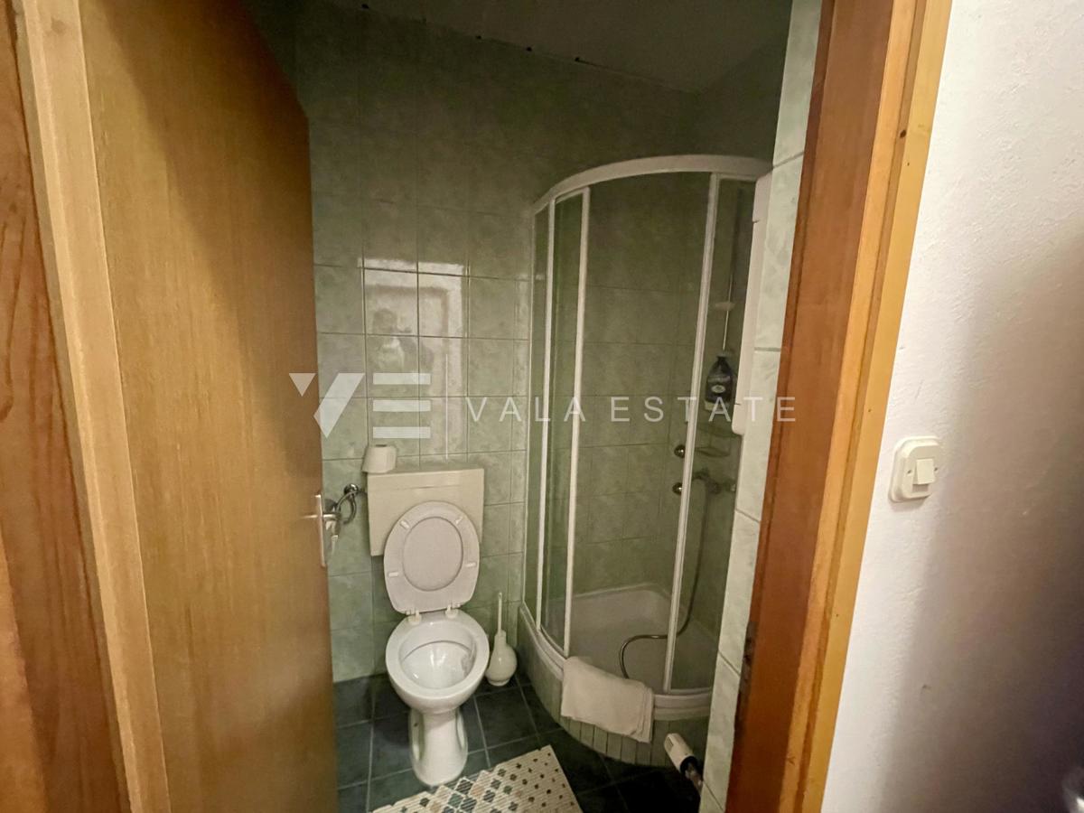 CASA INDIPENDENTE CON AMPIO GIARDINO E PISCINA IN OTTIMA POSIZIONE