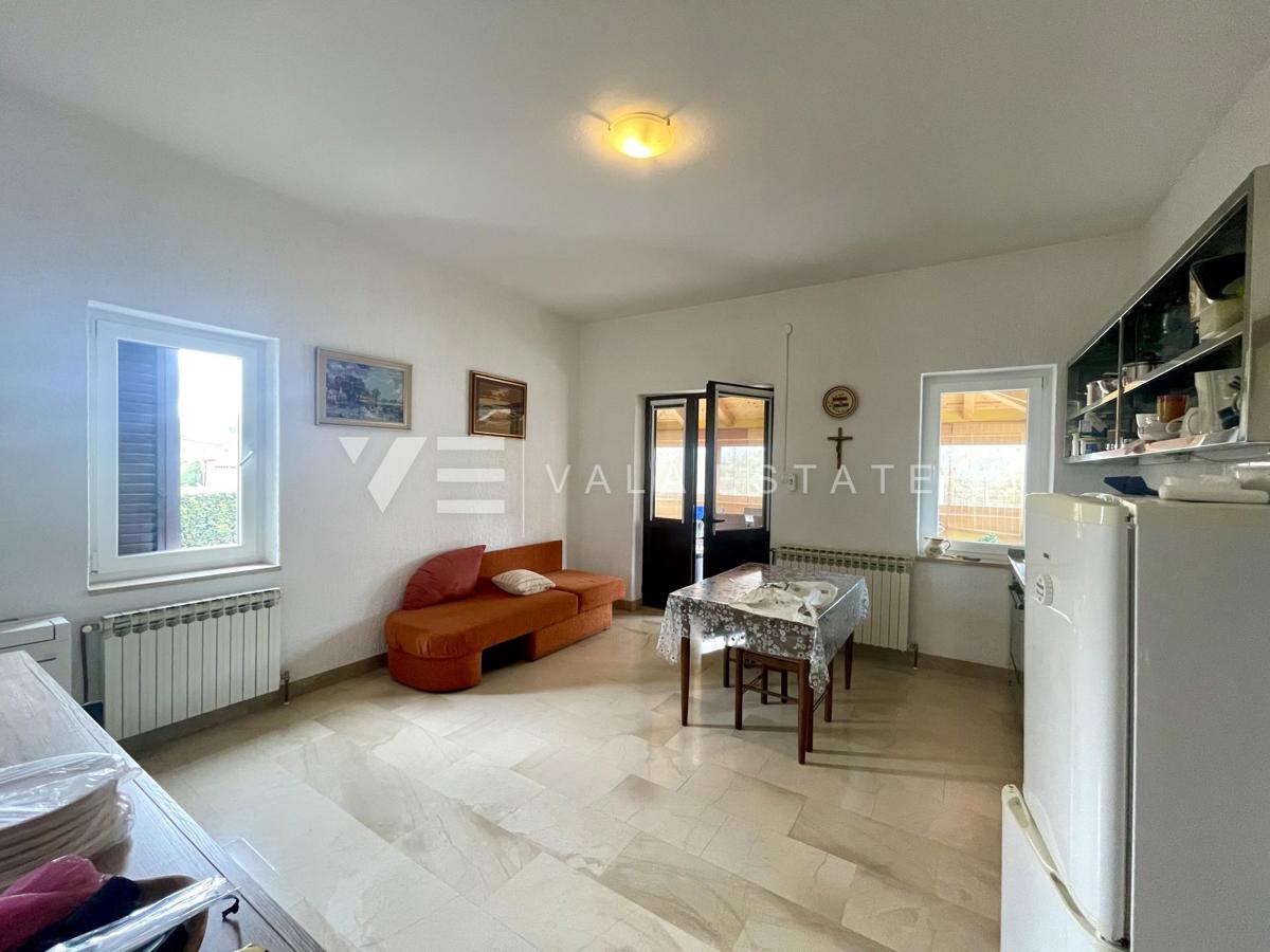 CASA INDIPENDENTE CON AMPIO GIARDINO E PISCINA IN OTTIMA POSIZIONE