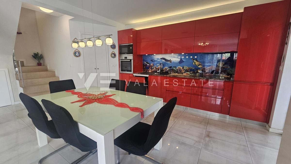 APPARTAMENTO SU TRE PIANI CON PISCINA E TERRAZZA SUL PIANO A SOLI 300 M DAL MARE