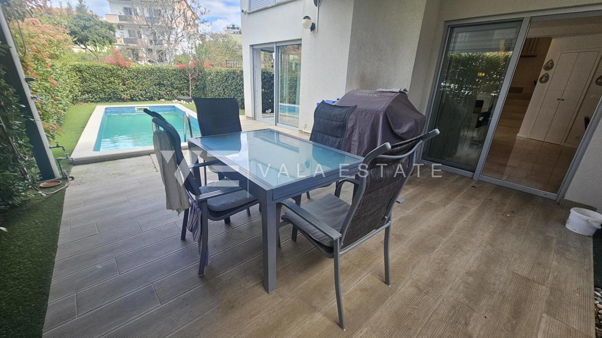 APPARTAMENTO SU TRE PIANI CON PISCINA E TERRAZZA SUL PIANO A SOLI 300 M DAL MARE