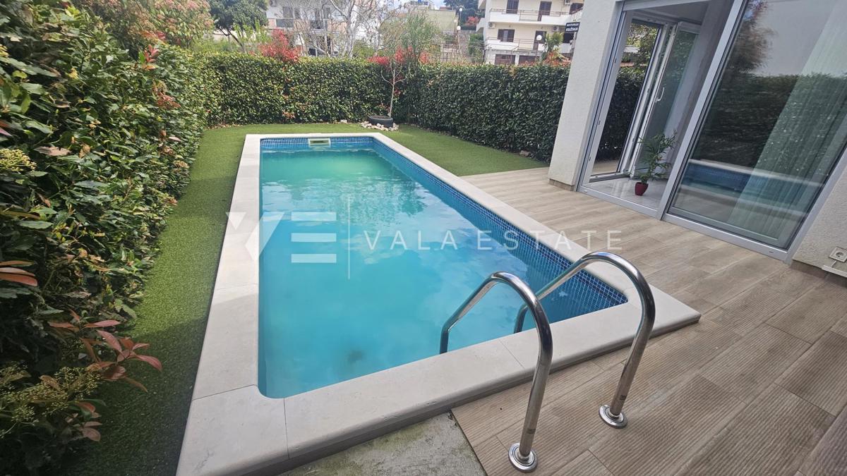 APPARTAMENTO SU TRE PIANI CON PISCINA E TERRAZZA SUL PIANO A SOLI 300 M DAL MARE