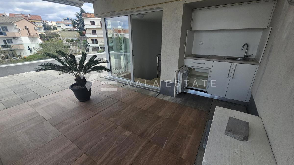 APPARTAMENTO SU TRE PIANI CON PISCINA E TERRAZZA SUL PIANO A SOLI 300 M DAL MARE