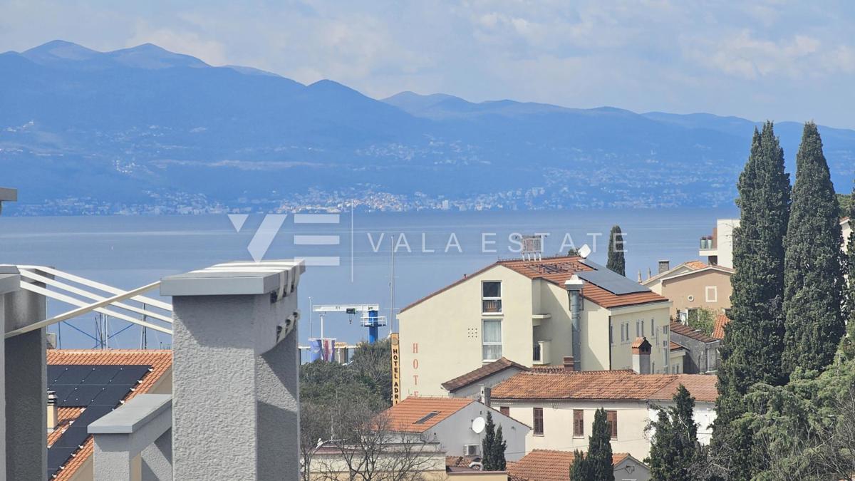 APPARTAMENTO SU TRE PIANI CON PISCINA E TERRAZZA SUL PIANO A SOLI 300 M DAL MARE