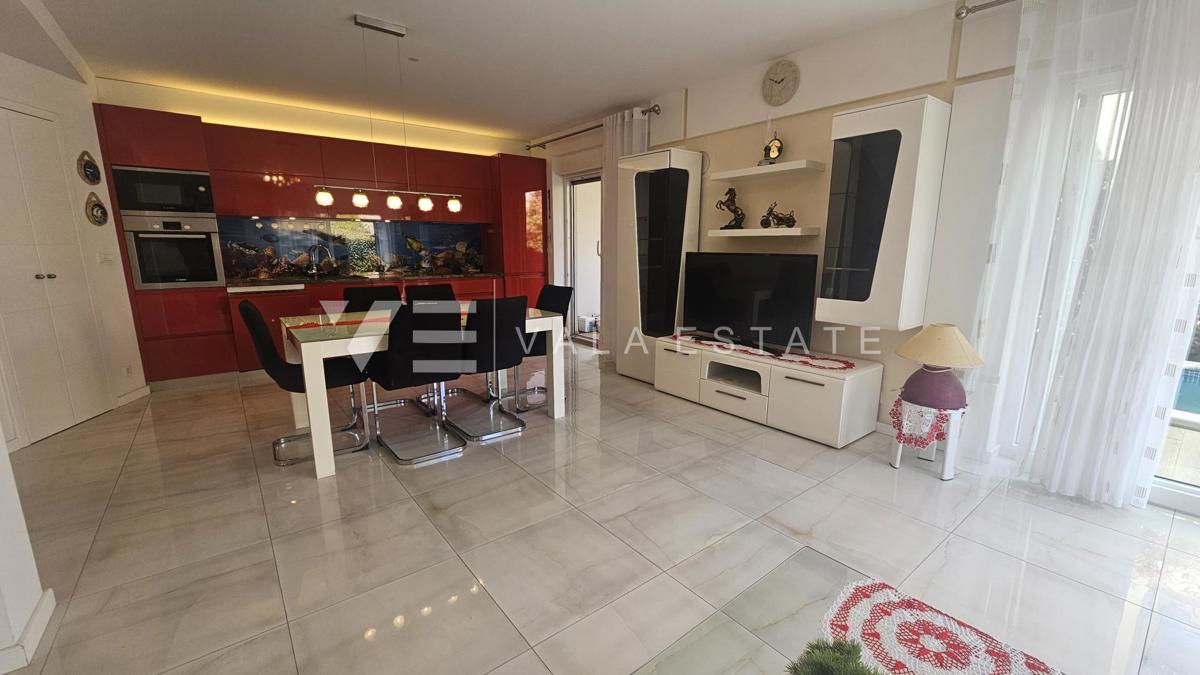 APPARTAMENTO SU TRE PIANI CON PISCINA E TERRAZZA SUL PIANO A SOLI 300 M DAL MARE