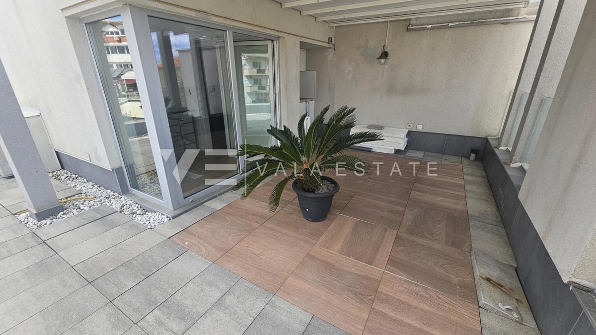 APPARTAMENTO SU TRE PIANI CON PISCINA E TERRAZZA SUL PIANO A SOLI 300 M DAL MARE