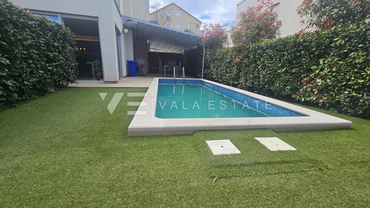APPARTAMENTO SU TRE PIANI CON PISCINA E TERRAZZA SUL PIANO A SOLI 300 M DAL MARE